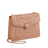Serpenti Forever Crossbody-Tasche aus achatweißem Kalbsleder mit glasiertem Effekt und Perlschimmer sowie einem schwarzen Grosgrain-Futter. Verführerischer Schlangenkopf-Verschluss aus hell vergoldetem Messing mit schwarzer und achatweißer Emaille mit Perlschimmer sowie Augen aus schwarzem Onyx. 422-VCL image 2