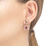 Durchbrochener DIVAS' DREAM Ohrring aus 18 Karat Roségold mit Rubinen in Tropfenform, runden Diamanten im Brillantschliff und Diamant-Pavé 356954 image 4