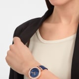 LVCEA 腕錶，搭載機械機芯，自動上鍊，18K 玫瑰金錶殼和連結扣鑲飾圓形明亮型切割鑽石，藍色東菱石錶盤，藍色鱷魚皮錶帶。防水深度 50 公尺。 103341 image 5