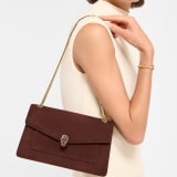 Borsa a spalla media Serpenti Forever in nabuk marrone castagna con fodera in nappa marrone castagna. Accattivante chiusura magnetica Serpenti in ottone placcato oro con squame in smalto marrone castagna e occhi in onice nera. 295078 image 1