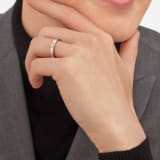 Serpenti Viper 系列单环戒指，白色18K金材质，饰以半密镶钻石。 AN857898 image 2