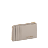 Serpenti Forever folded card holder in light gold Striated calf leather with linen agate nappa leather interior. Captivating snakehead décor in light gold-plated brass embellished with champagne enamel and light gold-plated brass scales, and black enamel eyes. SEA-CC-HOLD-ZIP-R image 3