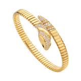 Serpenti 單圈手環，採用 18K 黃金，飾以半密鑲鑽石，蛇眼飾以黑色縞瑪瑙。 BR860810 image 1