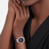 LVCEA 腕錶，搭載機械機芯，自動上鍊，18K 玫瑰金錶殼和連結扣鑲飾圓形明亮型切割鑽石，藍色東菱石錶盤，藍色鱷魚皮錶帶。防水深度 50 公尺。 103341 image 2