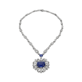 Das Gemme Straordinarie Collier zelebriert die außergewöhnliche Schönheit einzigartiger Edelsteine mit einer heiteren Symphonie von Bändern aus Diamanten im Baguetteschliff, die einen prächtigen Saphir umrahmen. 260513 image 1