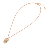 Die „Serpenti“-Halskette funkelt vor Begierde und der unwiderstehlichen Anziehungskraft der hypnotischen Malachitaugen. Gekrönt wird sie von sechseckigen diamantbesetzten Schuppen. 352678 image 2
