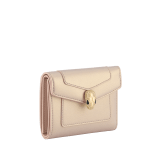 Portefeuille compact Serpenti Forever en cuir d’agneau Space couleur or rose avec intérieur en cuir nappa couleur rose cristal. Captivant fermoir à bouton-pression Serpenti en laiton doré rehaussé d’écailles en émail couleur or rose et laiton doré et d’yeux en émail noir. 295585 image 1