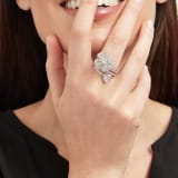 Anello Fiorever in oro bianco 18 kt con diamante centrale taglio brillante (0,30 ct) e pavé di diamanti (0,79 ct). AN859148 image 3