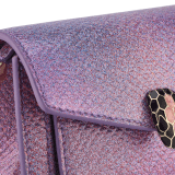Serpenti Forever Micro Bag aus Gleamy-Karungleder in Sheer Amethyst Lila mit Innenseite aus Nappaleder in Primrose Quartz Rosa. Faszinierender Schlangenkopf-Magnetverschluss aus hell vergoldetem Messing mit Augen aus roter Emaille. 292934 image 4