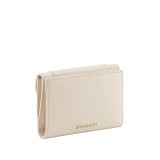 Portafoglio compatto Serpenti Forever in vitello Striated oro chiaro con interno in nappa agata beige. Accattivante chiusura a pressione Serpenti in ottone placcato oro chiaro con squame in smalto champagne e ottone placcato oro chiaro e occhi in smalto nero. SEA-FLAP-POCHETTER image 2