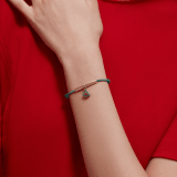 Divas’ Dream Armband aus smaragdgrünem Stoff. Röhrenförmiges Element aus hell vergoldetem Messing und edler Anhänger mit smaragdgrüner Emaille. DIVAMINISTRINGb image 2