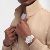 Bvlgari Aluminium Chronograph 特別版腕錶,搭載機械機芯,自動上鍊,計時功能,錶徑 40 公釐,噴砂鋁合金錶殼,白色橡膠錶圈及錶帶,白色亮澤錶盤。防水深度 100 公尺。 104235 image 2
