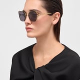 Serpenti Viper 長方形金屬太陽眼鏡，鏡腳飾以蛇鱗元素，靈感來自經典珠寶。 904413 image 1