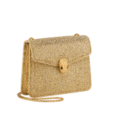 Kleine Serpenti Forever Crossbody-Tasche aus Wildleder in Natural mit unterschiedlich großen goldfarbenen Kristallen und Futter aus schwarzem Nappaleder. Faszinierender Schlangenkopf-Magnetverschluss aus vergoldetem Messing mit „Diamantatura“ Gravur auf den Schuppen sowie Augen aus schwarzem Onyx. 292889 image 2