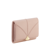 Portafoglio compatto Divas' Dream in pelle di capra rosa chiaro con interno in nappa rosa cristallo. Iconica chiusura con bottone a pressione in ottone placcato oro. DIVA-SLIMCOMPACT image 1