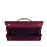 Pochette de soirée Bvlgari Tubogas en velours prune nuit avec doublure en cuir nappa de la même couleur. Poignée Tubogas emblématique en laiton doré ornée de zircones et d’un fermoir magnétique. 295712 image 3