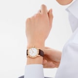 Bvlgari Bvlgari 腕錶,搭載自製機械自動機芯,18K 玫瑰金錶殼,錶圈鐫刻雙品牌標誌,白色蛋白石錶盤,棕色鱷魚皮錶帶。防水深度 50 公尺。 103968 image 2