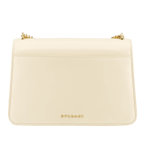 Borsa a tracolla media Serpenti Forever Maxi Chain in vitello Metropolitan grigio nuvola opale con fodera in nappa beige lino agata. Accattivante chiusura magnetica Serpenti in ottone placcato oro con squame in agata grigia e occhi in smalto rosso. 1138-MCNc image 3