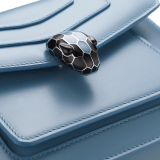 Kleine Serpenti Forever Crossbody-Tasche aus Kalbsleder in Niagara Sapphire Blau mit Futter in Silky Coral Rosa. Faszinierender Schlangenkopf-Verschluss aus palladiumbeschichtetem Messing mit Schuppen aus Emaille in Schwarz und Niagara Sapphire Blau sowie Augen aus schwarzem Onyx. 1184-CL image 4