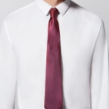 ربطة عنق بسبع طيات "بولغري شاين بيث" من حرير الجاكار الفاخر باللون الخمري. BulgariShineBetha image 1