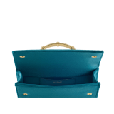 Pochette de soirée Bvlgari Tubogas Cabochon en velours noir avec doublure en cuir nappa noir. Poignée Tubogas emblématique en laiton doré ornée de pierres colorées taille cabochon, de zircones et d’un fermoir magnétique. TGC-001-1393S-velvet image 3