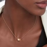 An einer Kette aus Roségold mit der legendären Spirale, ausgefasst mit kostbaren Diamanten, verbindet die „B.zero1“-Halskette ihr markantes Design mit moderner Eleganz. 351116 image 1