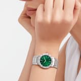 ساعة بولغري يولغري لايدي، علبة الساعة وسوارها من الفولاذ، وإطارها من الفولاذ المنقوش بالشعار المزدوج وميناؤها باللون الأخضر الموشح كأشعة الشمس. 103693 image 2