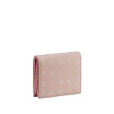 Kompaktes Bulgari Logo Portemonnaie aus Kalbsleder in Ivory Opal Weiß mit heiß geprägtem Infinitum-Muster mit Bulgari Logo und Futter aus einfarbigem Nappaleder in Pink Spinel. Metall-Elemente aus hell vergoldetem Messing. BVL-COMPACTWLT image 3