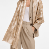 Foulard Maxi Calla Metal en laine et soie fine couleur crème et or. Modèle confectionné à 60&nbsp;% de soie et 40&nbsp;% de laine. MAXICALLAMETALST image 1