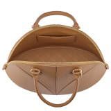 Divas' Dream Marquise 中型手提包採用沙漠碧玉色山羊皮，內裡為沙漠碧玉色納帕軟面皮。經典沙漠碧玉色山羊皮吊飾鑲有化妝鏡，拉鍊開合。 295109 image 3