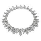 Das Giardini Italiani Collier spiegelt den einzigartigen Zauber der Natur wider und feiert die Schönheit des Winters mit schwingenden Blättern, die von glitzerndem Raureif aus Diamant-Pavé überzogen sind. 260283 image 1