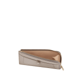 Serpenti Forever folded card holder in light gold Striated calf leather with linen agate nappa leather interior. Captivating snakehead décor in light gold-plated brass embellished with champagne enamel and light gold-plated brass scales, and black enamel eyes. SEA-CC-HOLD-ZIP-R image 2