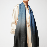 وشاح "ليتيري ماكسي شايد" من الصوف الحريري الفاخر بلون صَن سيترين الأصفر بأطياف متدرجة. LETTEREMAXISHADE image 1