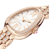 Serpenti Seduttori 腕錶，採用 18K 玫瑰金材質，搭載寶格麗自製自動上鍊機械機芯，鑲鑽錶圈與錶鍊，白色蛋白石錶盤。防水深度 30 公尺。 103902 image 2