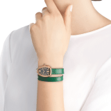 Serpenti Uhr mit Gehäuse aus 18 Karat Roségold mit runden Diamanten im Brillantschliff, schwarz lackiertem Zifferblatt und austauschbarem doppelt geschwungenem Armband aus grünem Karungleder 102918 image 3