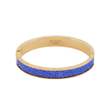 BULGARI BULGARI Armreif aus vergoldetem Messing mit Intarsien aus Galuchatleder in Royal Sapphire Blau. Ikonisches, graviertes BULGARI Doppellogo an beiden Enden und ein Scharnierverschluss. HINGELOGOBRCLT-G-RS image 1