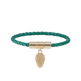 Pulsera Serpenti Forever en piel de becerro trenzada verde esmeralda. Cautivador charm de cabeza de serpiente en latón bañado en oro claro adornado con ojos de esmalte rojo sobre el cierre frontal. SERP-HERBRAID-WCL-EG image 1