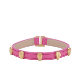 Serpenti Forever Armband aus Kalbsleder in Azalea Quartz Rosa. Mehrere faszinierende Schlangenkopf-Elemente aus hell vergoldetem Messing mit Augen aus roter Emaille; Verschluss mit Haken und Öse. SER-MULTIHEADS-MCL-AQ image 1
