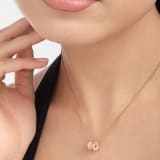 高貴なパヴェダイヤモンドをあしらった象徴的な螺旋（らせん）にピンクゴールド製チェーンを通したビー・ゼロワン ネックレス。その独特のデザインは、現代的なエレガンスと融合します。 351116 image 1