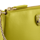 Clutch con catena Serpenti Forever in karung lucido verde giallastro con interno in nappa rosa cristallo. Accattivante motivo Serpenti in ottone placcato oro chiaro con squame in smalto verde giallastro e ottone placcato oro chiaro, occhi in onice nera e chiusura con cerniera. 293920 image 4