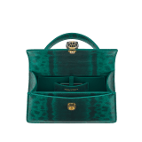 Serpenti Forever Mini-Henkeltasche aus glänzendem Smeraldo Prezioso-Karungleder mit Futter aus Smeraldo Prezioso-Nappaleder. Faszinierender Schlangenkopf-Magnetverschluss aus vergoldetem Messing mit Schuppen aus schwarzer Emaille und vergoldetem Messing sowie Augen aus schwarzem Onyx. 294980 image 3