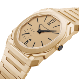 Montre Octo Finissimo Automatique avec mouvement mécanique de manufacture extra-plat (2,23 mm d'épaisseur), remontage automatique avec micro-rotor en platine, boîtier et bracelet en or jaune 18 K sablé, cadran en or jaune, aiguilles et index noirs. Étanche jusqu’à 100 mètres 104190 image 2
