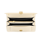 Borsa a tracolla media Serpenti Forever Maxi Chain in vitello Metropolitan grigio nuvola opale con fodera in nappa beige lino agata. Accattivante chiusura magnetica Serpenti in ottone placcato oro con squame in agata grigia e occhi in smalto rosso. 1138-MCNc image 4