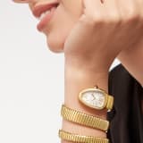 Serpenti Tubogas Uhr mit doppelt geschwungenem Armband, Gehäuse und Armband aus 18 Karat Gelbgold, Lünette mit Diamanten im Brillantschliff und silberfarbenem Opalin-Zifferblatt. 101923 image 3