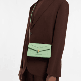 Serpenti Forever 鍊帶手拿包，外側採用淺橄欖石色小牛皮，內裡為亮麗石灰華色納帕軟面皮。迷人的金色黃銅蛇頭磁扣飾以淺橄欖石色琺瑯，蛇眼鑲飾黑色縞瑪瑙。 295326 image 1