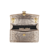 Piccola borsa a spalla Serpenti Forever Day-to-Night in karung lucido Cabochon blu intenso con borchie metalliche e fodera in nappa nera. Accattivante chiusura magnetica Serpenti in ottone placcato oro chiaro con squame in smalto blu intenso brillante e ottone placcato oro chiaro e occhi in onice nera. SEA-1281-P image 3