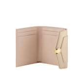 Portefeuille compact Serpenti Forever en cuir d’agneau Space couleur or rose avec intérieur en cuir nappa couleur rose cristal. Captivant fermoir à bouton-pression Serpenti en laiton doré rehaussé d’écailles en émail couleur or rose et laiton doré et d’yeux en émail noir. 295585 image 2