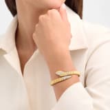 Serpenti 單圈手環，採用 18K 黃金，飾以半密鑲鑽石，蛇眼飾以黑色縞瑪瑙。 BR860810 image 1