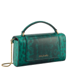 Pochette per smartphone Serpenti Forever in karung lucido color smeraldo prezioso con fodera in nappa nera. Accattivante chiusura magnetica Serpenti in ottone placcato oro con squame in smalto nero e placcate oro e occhi in onice nera. 294923 image 3