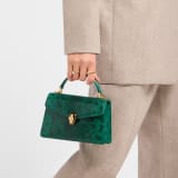 Serpenti Forever Mini-Henkeltasche aus glänzendem Smeraldo Prezioso-Karungleder mit Futter aus Smeraldo Prezioso-Nappaleder. Faszinierender Schlangenkopf-Magnetverschluss aus vergoldetem Messing mit Schuppen aus schwarzer Emaille und vergoldetem Messing sowie Augen aus schwarzem Onyx. 294980 image 1